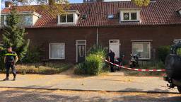 Politieonderzoek bij het huis waar de man is neergstoken (Foto: René van Hoof)