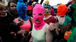 Leden van Pussy Riot met hun kenmerkende bivakmutsen