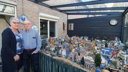 Ans van Zon en Peter van Boekel bij hun miniatuur Elfstedentocht. (Foto: Collin Beijk)