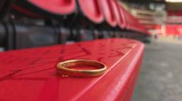 Iemand is zijn of haar trouwring verloren in het Philips Stadion. (Foto: PSV)
