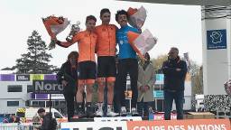 Hidde van Veenendaal op het podium bij Parijs-Roubaix.