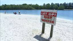 Waarschuwingsbord voor diep water bij camping De Maashorst. (foto: Omroep Brabant)
