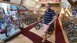 Mike Janssen in zijn BMX-museum in Megen (foto: Collin Beijk)
