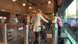 Wethouder Greetje Bos kan gelijk de Bredase stalling in lopen door een chip op haar fiets. (foto: Raoul Cartens)
