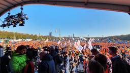 Een drukte op het podium en nog veel meer demonstranten op het Malieveld (foto: Jan van Nistelrooij).