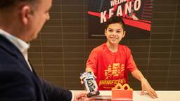 Keano deelt zijn eigen superheld uit (foto: McDonald's).