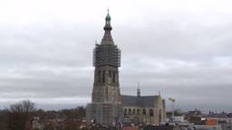 De Grote Kerk in Breda is ingepakt voor de restauratie.