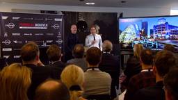 Formule E-coureur Robin Frijns op de persconferentie in Eindhoven