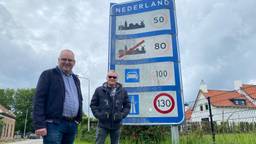 Raadslid Marco Schillemans en buurtbewoner Marc van Osta willen af van het bord. (Foto: Sven de Laet)