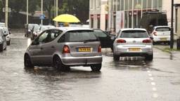 Veel regen in de Bredase Heuvelstraat (foto: Perry Roovers/SQ Vision)