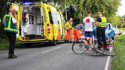 Oudere fietser aangereden door auto, slachtoffer met spoed naar ziekenhuis