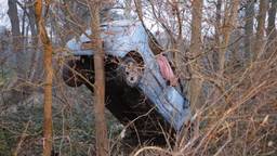 Automobilist vliegt in de bosjes in Beugen, auto zwaar beschadigd