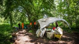 Ontruiming illegale mini-camping daklozen