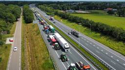 70 tractoren met protesterende boeren op snelweg A59