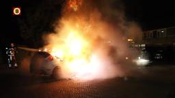 Auto in vlammen op aan de Wethouder Broekenstraat in Made