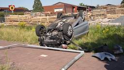 Door nog onbekende oorzaak is zaterdagmiddag een auto op de kop terecht gekomen in Deurne. Dit gebeurde op de Industrieweg. De bestuurder is naar een ziekenhuis gebracht. De auto is door een bergingsbedrijf afgevoerd.