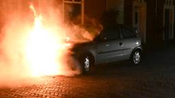 Auto gaat in vlammen op in Breda