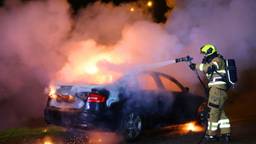 Overvallers steken gestolen auto in brand