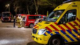 Chillende jongeren krijgen last van hun luchtwegen bij berging flat in Tilburg, brandweer doet onderzoek