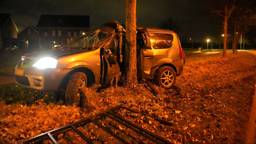 Automobilist botst op boom in de Burgemeester Roelslaan in Someren