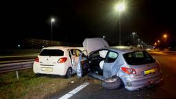 Veel schade bij botsing auto's op A59 bij Den Bosch