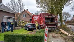 Vuilniswagen crasht in Wijk en Aalburg nadat cheuffeur onwel wordt