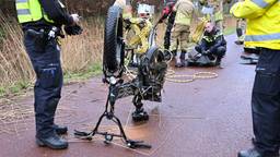 Zoektocht na vondst fatbike in het water in Breda