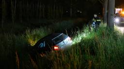 Auto belandt in greppel naast N65 bij Oisterwijk