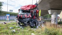Vrachtwagen rijdt van viaduct en valt meters naar beneden