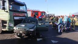 Vrachtwagen botst op auto, bijrijder gewond