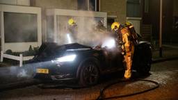 Auto vliegt in brand in Roosendaal