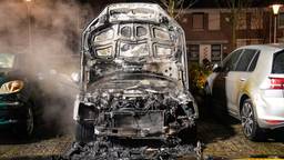 Drie auto's beschadigd na autobrand