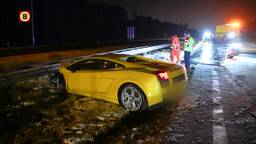 Peperdure Lamborghini in de kreukels op de snelweg