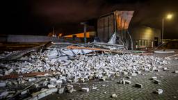 Muur van bedrijfsgebouw op bedrijventerrein De Hurk in Eindhoven stort in tijdens overtrekken storm Louis