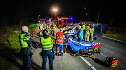 Bestelbus botst op auto, crasht en slaat over de kop op A270 in Nuenen, bestuurder door brandweer bevrijd