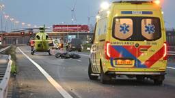 A16 dicht na ongeluk tussen motor en vrachtwagen, traumaheli landt op snelweg