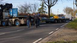 Chaos bij vastgereden vrachtwagen (foto: Harrie Grijseels/SQ Vision).