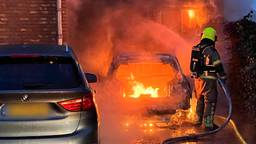 Brand verwoest auto, carport en garage aan de Herbergierstraat in Etten-Leur