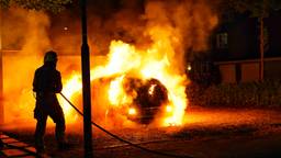 Auto in vlammen op aan de Sweelinckstraat in Oosterhout