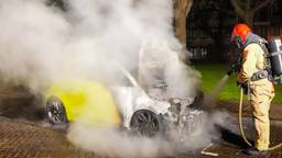 Elektrische auto in vlammen op aan de Arbergstraat in Helmond