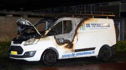 Bedrijfsbus in vlammen op aan de Boschmeersingel in Den Bosch