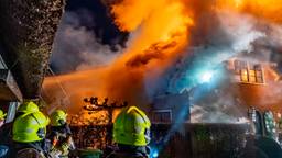 Brand verwoest villa met een rieten dak aan de Muilkerk in Dussen