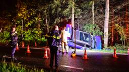 Auto crasht en botst op boom aan de Maaij in Bergeijk