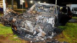Geparkeerde auto oor autobedrijf Slaats aan de Rijksweg in Nuland door brand verwoest 