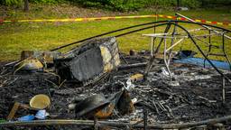 Gasflessen ontploft bij brand op camping: caravan helemaal uitgebrand