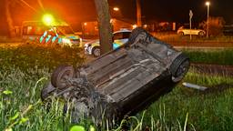 Auto ondersteboven in berm naast de Heikantstraat in Waalre na crash in flauwe bocht 