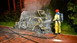 Auto door brand verwoest in Riethoven 