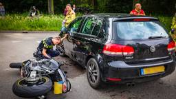 Automobilist rijdt motorrijder aan op de straat Naaldhout in Eindhoven