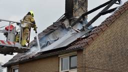 Het dak van een huis in Etten-Leur stond in brand