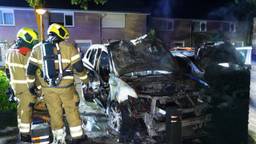 Twee auto's in vlammen op aan de Burgemeester Molenaarhoeven in Rosmalen